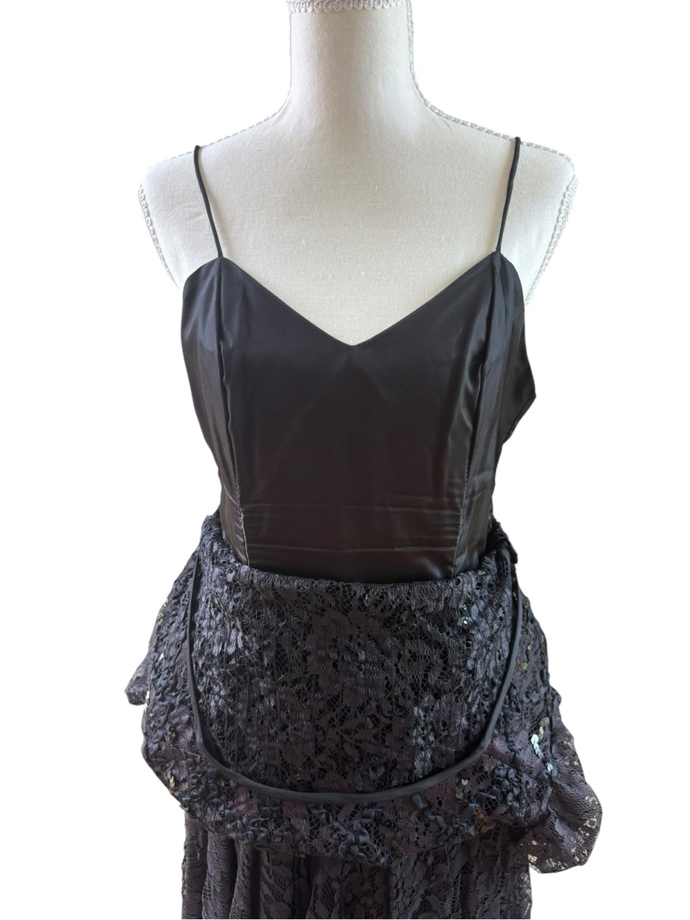 HW Collections Elegant Black Lace and Sequin Evening Dress, Size 8 - Picture 7 of 11